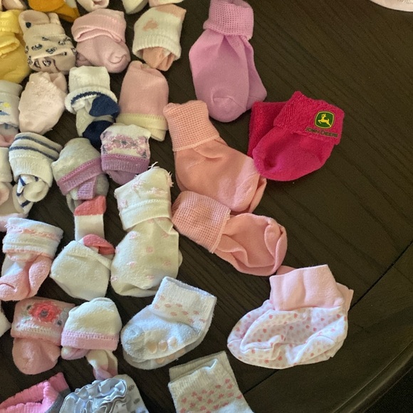 Bundle of baby socks and mittens - Picture 4 of 4